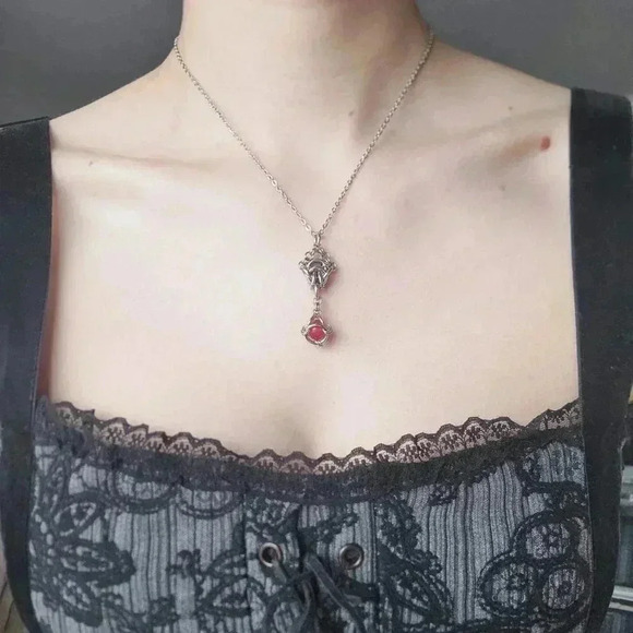 Antique style red pearl diamond-shaped pendant on a small silver chain necklace - Picture 2 of 7